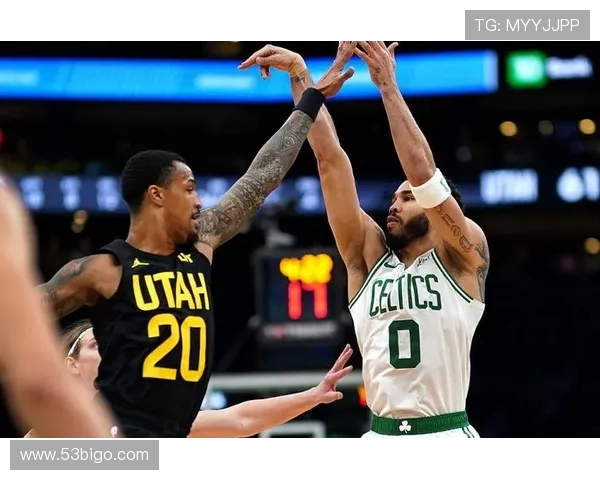 豪瑟盛赞布朗连续八场三十分 展现随心所欲单打统治力赛场体育舞台爆发